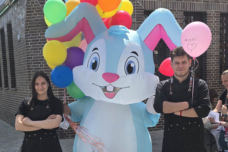 festyn kościan persefona dzień dziecka przed restauracją